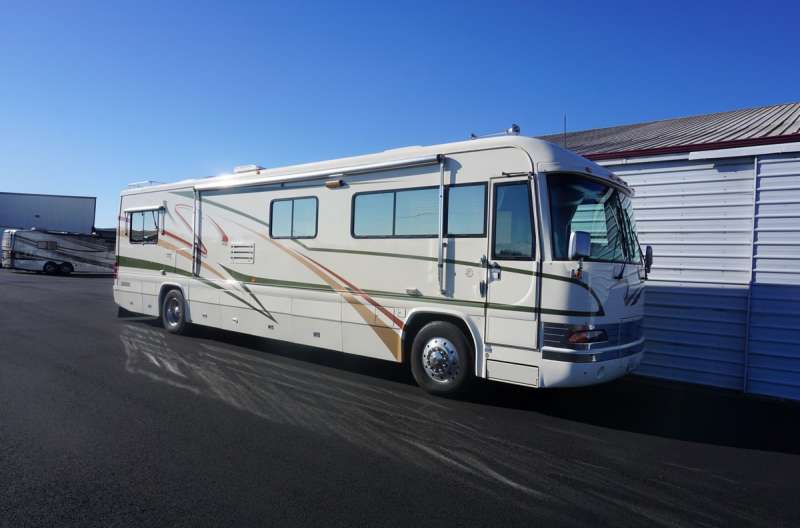 Exterior photo of 2000 MAGNA INDULGENCE