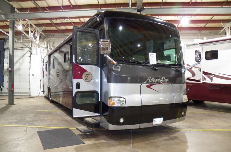 Exterior photo of 2004 TIFFIN ALLEGRO BUS