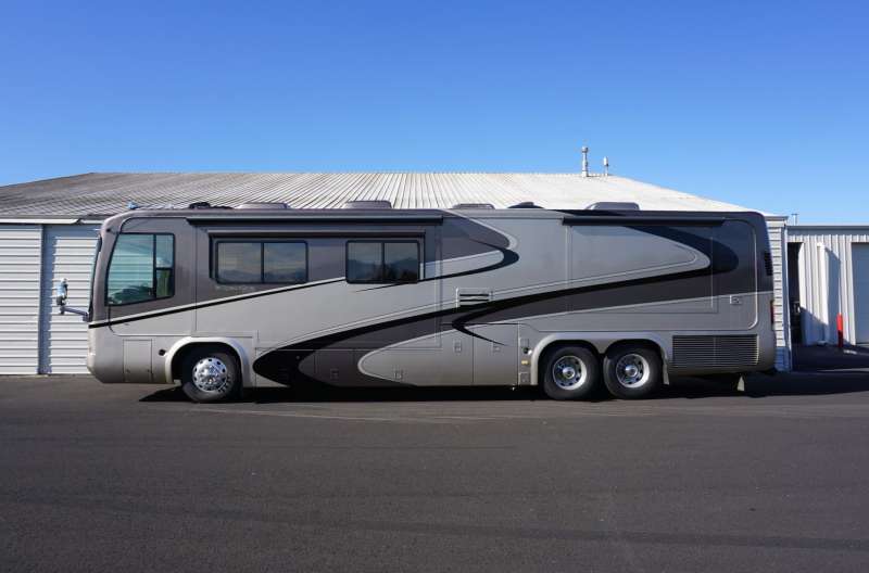 Exterior photo of 2003 MONACO SIGNATURE 40'
