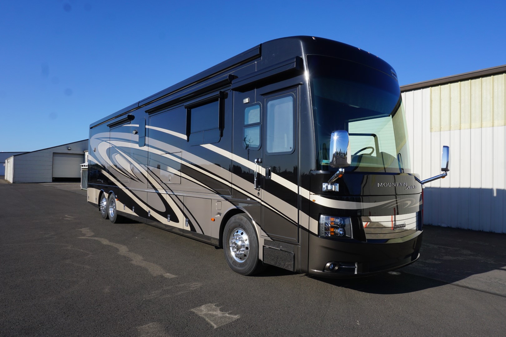 Exterior photo of 2016 NEWMAR MOUNTAIN AIRE 4553