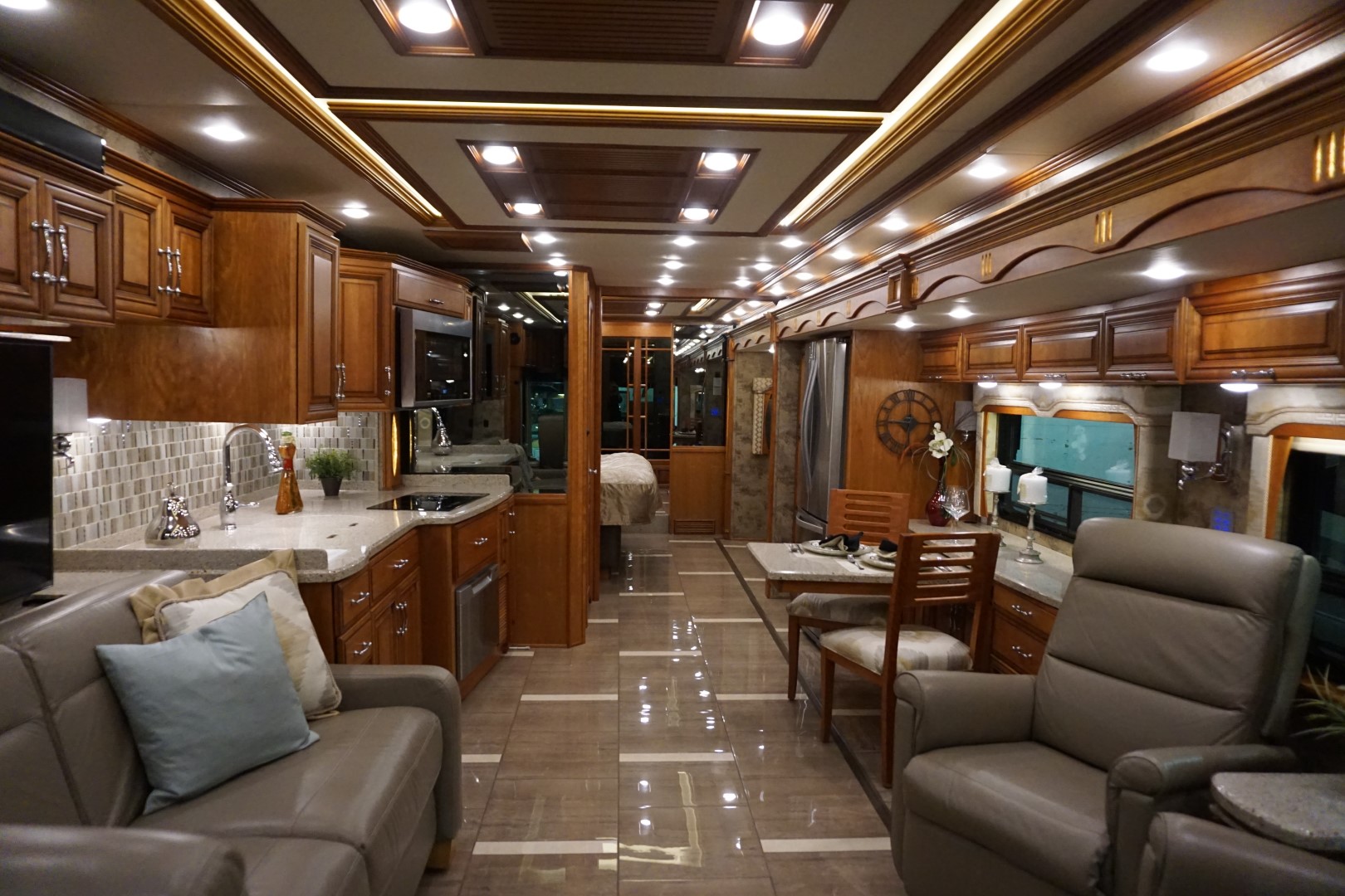 Interior photo of 2016 NEWMAR MOUNTAIN AIRE 4553