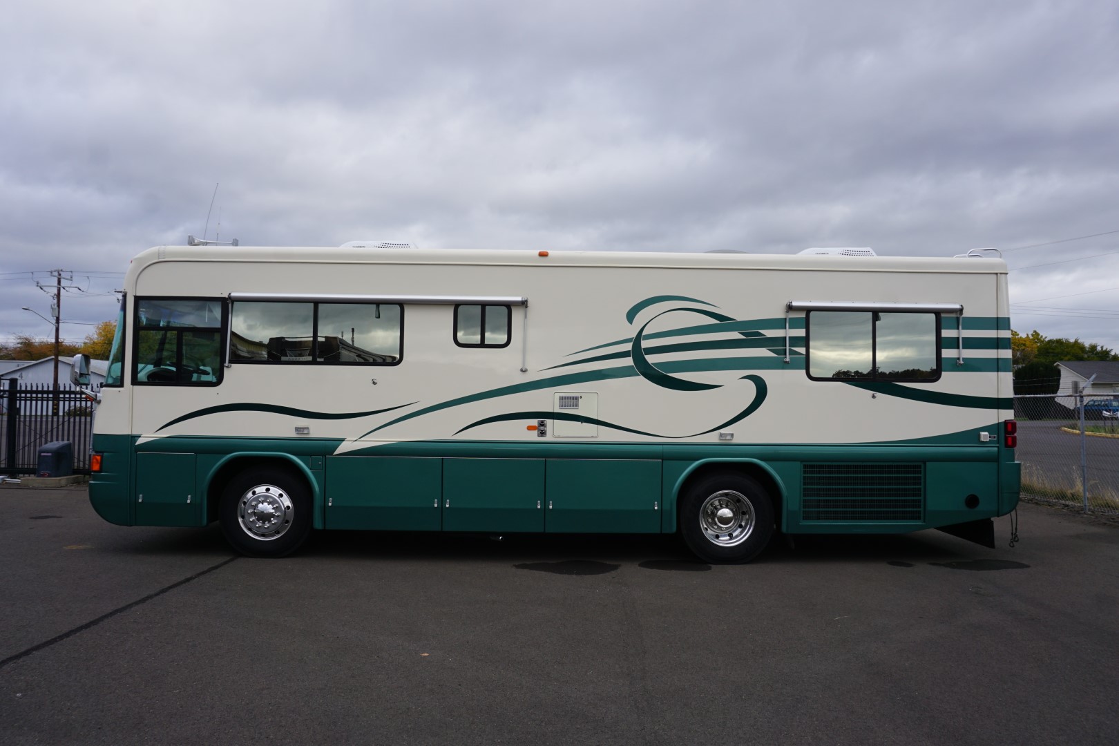 Exterior photo of 1998 INTRIGUE GARNET 32'