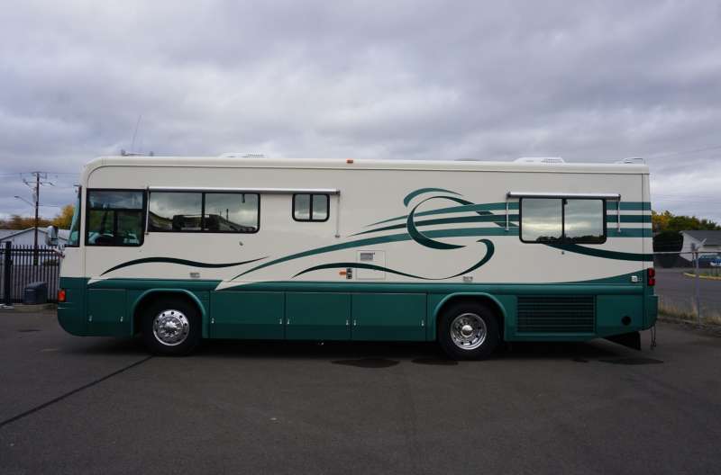 Exterior photo of 1998 INTRIGUE GARNET 32'