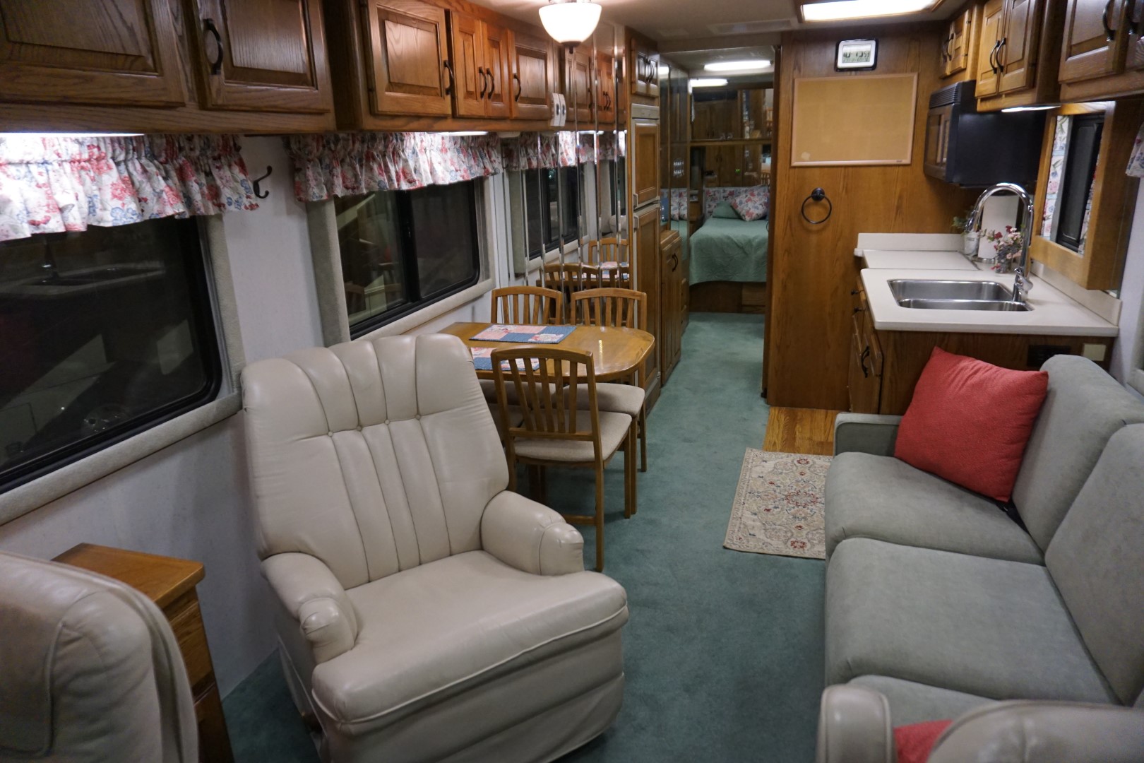 Interior photo of 1998 INTRIGUE GARNET 32'