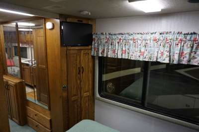 Addtional photo of 1998 INTRIGUE GARNET 32'