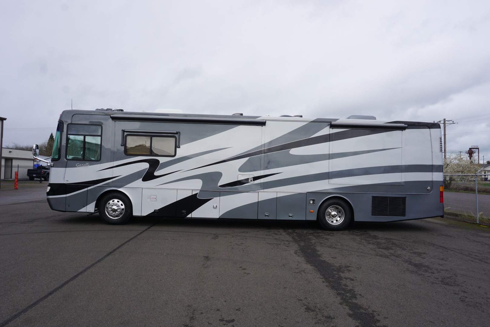 Exterior photo of 2005 SAFARI GAZELLE 40'