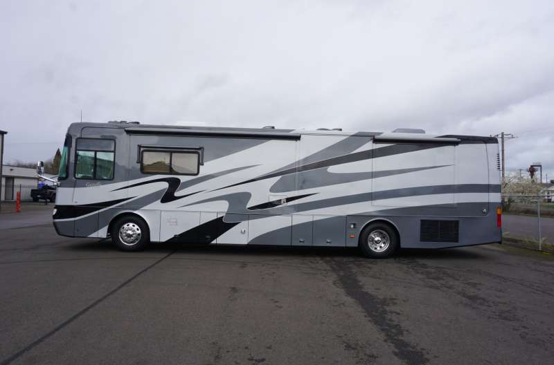 Exterior photo of 2005 SAFARI GAZELLE 40'
