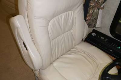 Addtional photo of 2007 American Coach Revolution 40'