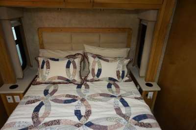 Addtional photo of 2007 American Coach Revolution 40'
