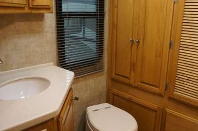 Addtional photo of 2007 American Coach Revolution 40'